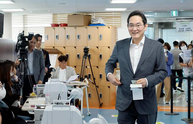 제9회 전국동시지방선거 사전투표 첫 날인 29일 서울 용산구 한남동 주민센터에 설치된 사전투표소를 찾은 이재용 삼성전자 회장이 투표하고 있다. 이 회장은 국민의힘 오세훈 서울시장 후보 부부의 사전투표 차례를 기다리며 대기 중이던 사진기자 취재진의 카메라에 우연히 포착돼 언론에 노출됐다. 뉴시스