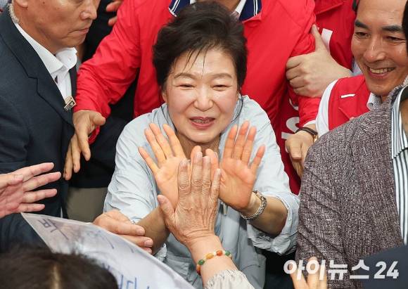 박근혜 전 대통령이 지난 27일 부산광역시 기장군 기장시장을 방문, 시민들과 인사를 나누고 있다. [사진=사진공동취재단 ]