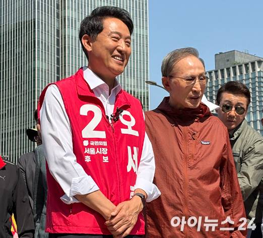 오세훈 국민의힘 서울시장 후보가 지난 15일 서울 중구 청계광장에서 이명박 전 대통령을 만나 대화하고 있다. [사진=김한빈 기자]