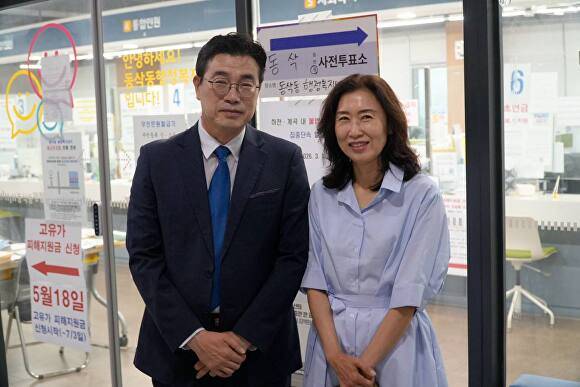 최원용 후보와 배우자가 29일 동삭동 행정복지센터에서 사전투표를 마친 뒤 기념촬영을 하고 있다. [사진=최원용 캠프]