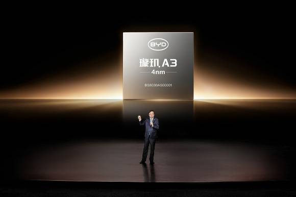 왕촨푸 BYD 회장이 지난 28일 선전 본사에서 열린 '감위' 지능화 전략 발표회에서 쉬안지 A3를 발표하고 있다. [사진=BYD코리아]