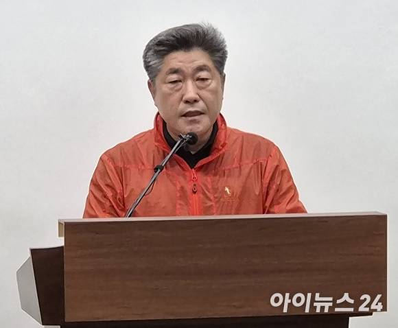 국민의힘 김영환 충북도지사 후보 선거대책위원회 김태수 조직본부장이 29일 충북도청에서 기자회견을 열고 더불어민주당 신용한 충북지사 후보의 재산신고 누락 의혹을 제기하고 있다. [사진=이용민 기자]