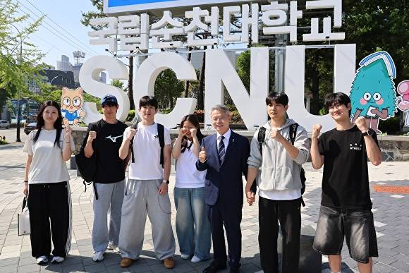 민형배 후보(왼쪽 다섯번째)가 순천대 국제문화컨벤션관에 마련된 사전투표소에서 학생들과 한 표를 행사한 후 기념촬영을 하고 있다. [사진=민형배 후보 사무실]