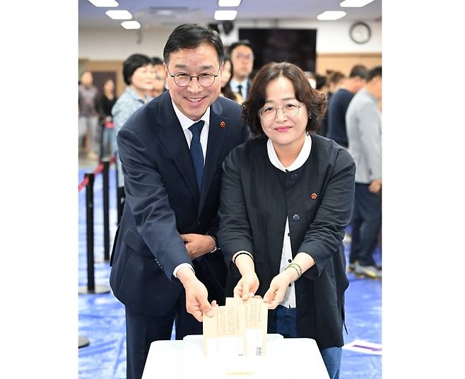 위성곤(왼쪽) 더불어민주당 제주지사 후보가 배우자 오수은 씨와 함께 오늘(29일) 연동 사전투표소에서 투표를 마친 모습 (사진, 위성곤 캠프 제공)