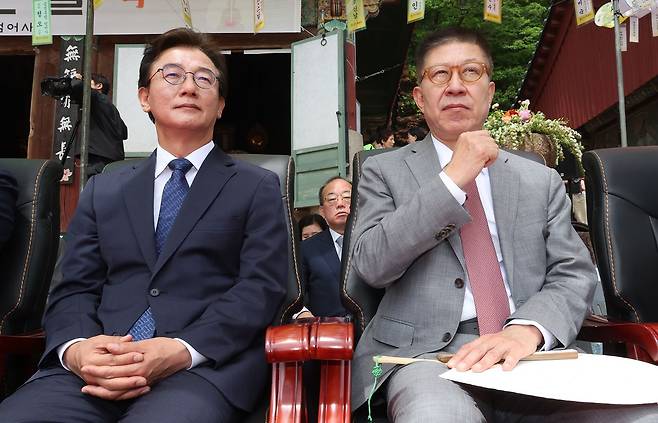 더불어민주당 전재수, 국민의힘 박형준 부산시장 후보가 24일 오전 부산 금정구 범어사에서 열린 봉축법요식에 참석해 있다. 송봉근 객원기자