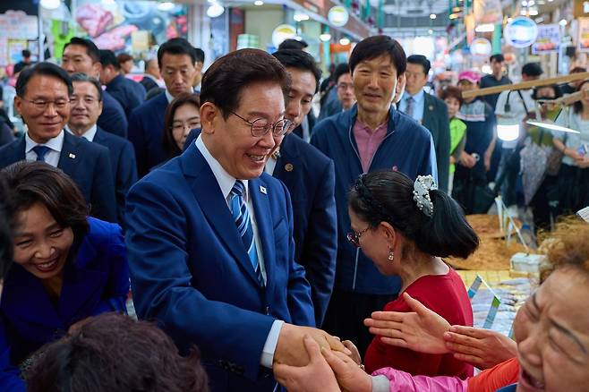이재명 대통령과 김혜경 여사가 27일 부산 영도구 남항시장을 방문해 시민들과 인사하고 있다. 청와대 제공