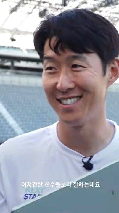 휴머노이드 로봇 '아틀라스'의 라보나킥 영상을 보고 감탄하는 축구 대표팀 주장 손흥민. 사진 현대차유튜브