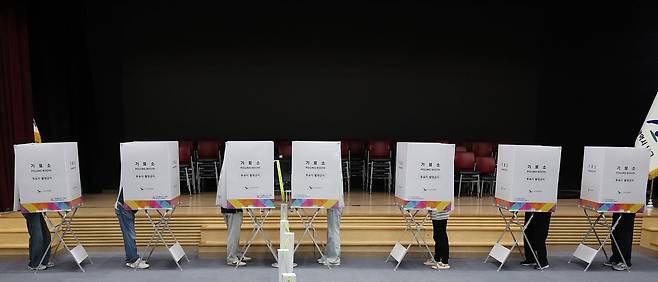6·3 지방선거 사전투표 첫날인 29일 울산시 남구청 대강당에 마련된 사전투표소에서 유권자들이 투표하고 있다. 연합뉴스