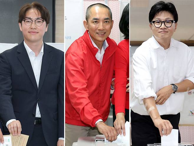 하정우 더불어민주당 부산 북구갑 국회의원 후보(왼쪽부터), 박민식 국민의힘 부산 북구갑 국회의원 후보, 한동훈 무소속 부산 북구갑 국회의원 후보가 29일 부산 북구 덕천2동행정복지센터, 만덕제2동행정복지센터에서 각각 사전투표를 하고 있다. 뉴스1