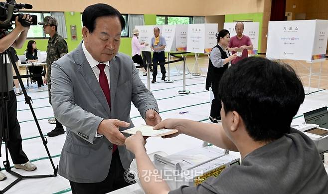▲ 국민의힘 한기호 국회의원(춘천·철원·화천·양구을)이 29일 오전 춘천 가산초 1층 체육관에 마련된 동면사전투표소에서 사전투표를 하고 있다. 방도겸 기자
