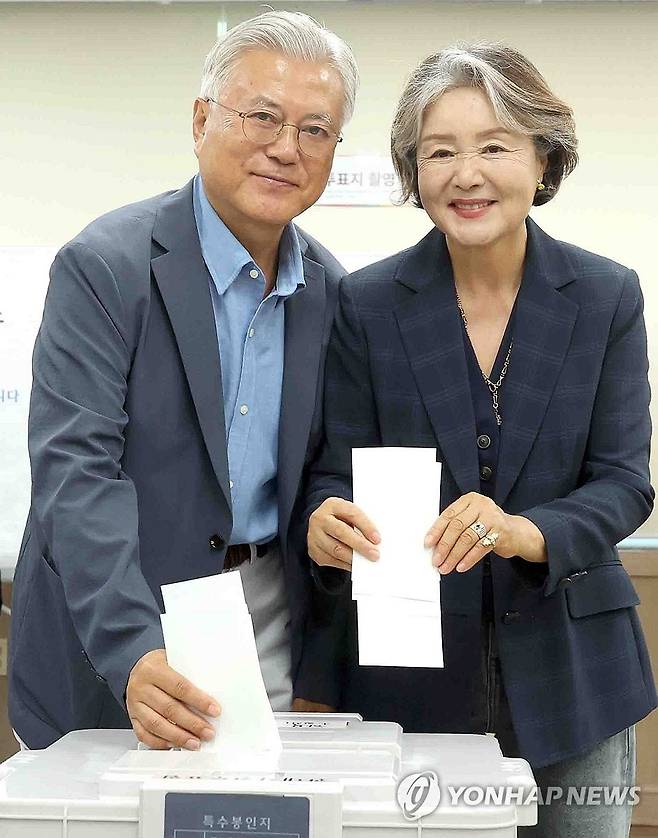 문재인 전 대통령과 김정숙 여사가 6·3지방선거 사전투표 첫날인 29일 경남 양산시 하북면 주민자치센터에 마련된 사전투표소에서 투표하고 있다. 연합뉴스