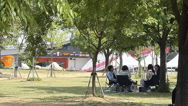 A group of people enjoy a picnic at Yeouido Hangang Park on May 18. [WOO JI-WON]