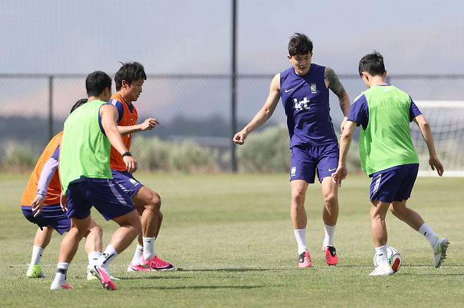The players on the Korean men's national team for the World Cup train at the Zions Bank Training Center in Utah on May 28. [YONHAP]