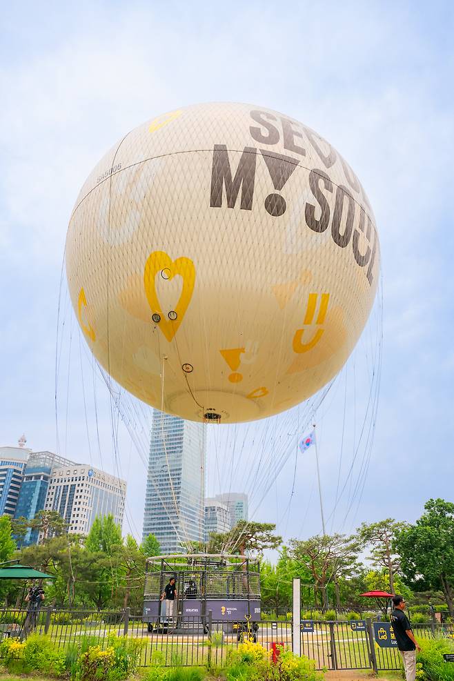 The tethered hot-air balloon Seouldal rises into the sky.[SEOUL TOURISM ORGANIZATION]