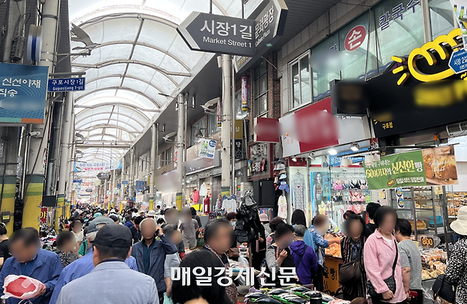 28일 부산 구포시장을 방문한 인파 [이미연 기자]