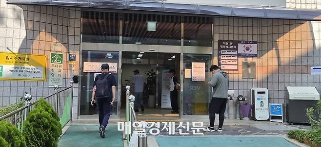 29일 오전 유권자들이 6·3 지방선거 사전 투표소가 설치된 인천시 계양구 작전1동 행정복지센터로 들어가고 있다. 지홍구기자