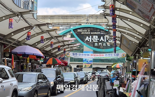 지난 26일 대구 중구에 자리한 서문시장에 차량과 시민들이 오가고 있다. [이상현 기자]