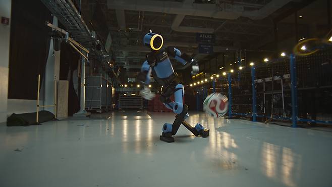 현대자동차는 다가오는 ‘FIFA 월드컵 2026™’의 공식 파트너로서 보스턴다이나믹스의 휴머노이드 로봇 ‘아틀라스’가 축구 동작 학습을 통해 로보틱스 기술을 고도화해 나가는 과정을 담은 ‘스쿨 오브 풋볼’ 캠페인 영상을 공개했다고 29일 밝혔다. 사진은 훈련 영상에서 아틀라스가 라보나 킥을 성공시키는 장면. [현대자동차]
