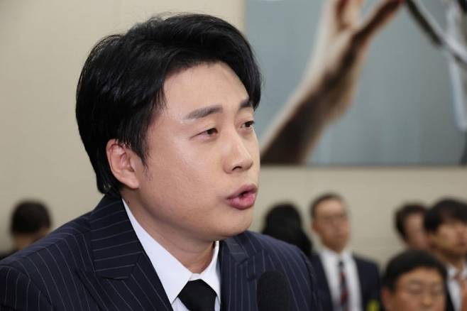 유튜브채널 ‘장사의 신’을 운영하고 있는 은현장 씨가 지난해 10월30일 서울 여의도 국회에서 열린 과학기술정보방송통신위원회 국정감사에 참고인으로 출석해 이준석 개혁신당 의원의 질의에 답하고 있다. [뉴시스]