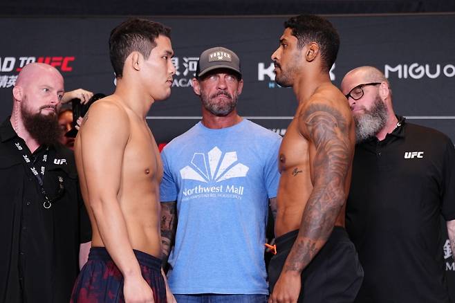 29일 계체 행사에서 페이스투페이스를 하는 이이삭(왼쪽)과 지아스 [UFC 제공]