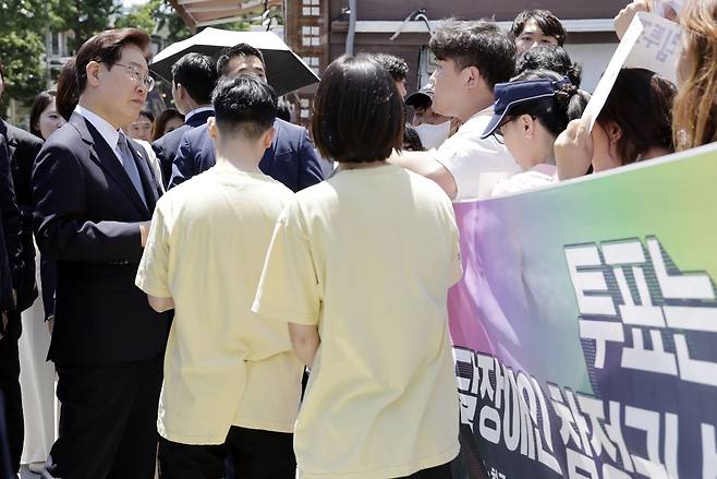 이재명 대통령이 29일 제9회 전국동시지방선거 사전투표소가 마련된 서울 종로구 삼청동 주민센터 앞에서 장애인 단체 관계자들로부터 발달장애인 참정권 보장 관련 의견을 듣고 있다. [연합]
