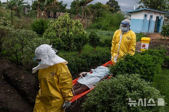 [루암파라=AP/뉴시스]  콩고민주공화국(민주콩고) 이투리주 루암파라에서 5월 21일 보건 관계자들이 에볼라 바이러스 감염 의심 환자를 치료소로 이송하고 있다. 2026.05.29.