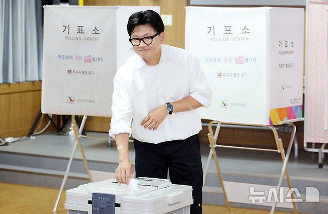 [부산=뉴시스] 하경민 기자 = 부산 북구갑 국회의원 보궐선거에 출마한 한동훈 무소속 후보가 29일 부산 북구 만덕2동행정복지센터에 마련된 사전투표소에서 투표를 하고 있다. (공동취재) 2026.05.29. yulnetphoto@newsis.com