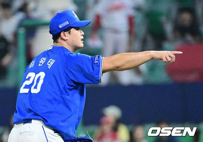 [OSEN=인천, 최규한 기자] 28일 인천 SSG랜더스필드에서 ‘2026 신한 SOL Bank KBO리그’ SSG 랜더스와 삼성 라이온즈의 경기가 열렸다.홈팀 SSG는 히라모토 긴지로, 방문팀 삼성은 최원태를 선발로 내세웠다.7회말 2사 2루 상황 삼성 선발 최원태가 SSG 안상현을 삼진으로 이끌며 제스처를 보내고 있다. 2026.05.28 / dreamer@osen.co.kr