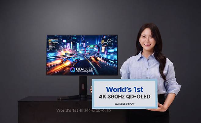 삼성디스플레이와 LG디스플레이가 28일 나란히 신형 유기발광다이오드(OLED) 모니터의 개발과 양산 소식을 전했다. 사진은 삼성디스플레이의 신형 ‘QD-OLED 모니터’. 삼성디스플레이 제공