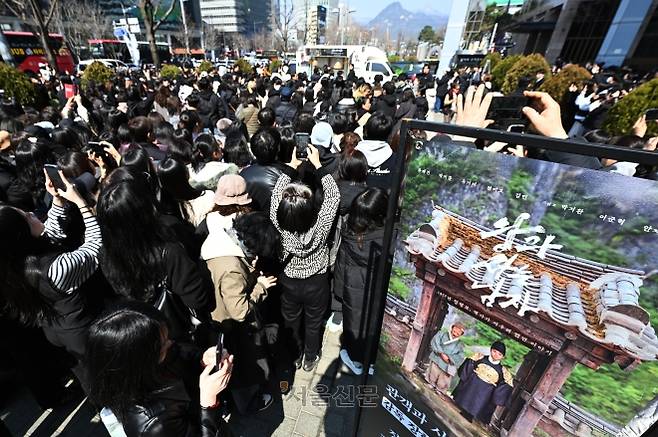 영화 ‘왕과 사는 남자’의 장항준 감독이 지난 3월 12일 서울 중구 서울신문사 앞에서 1,200만 관객 돌파를 기념해 커피차를 마련, 팬들에게 커피를 나눠주고 있다.  서울신문 DB