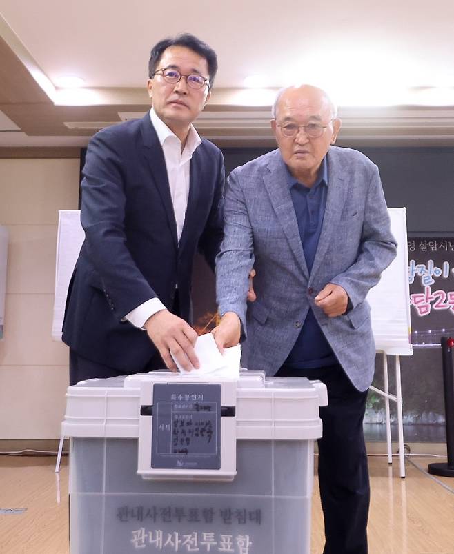 사전투표하는 문성유 국민의힘 제주도지사 후보 - 문성유 국민의힘 제주도지사 후보가 제9회 전국동시지방선거 사전투표 첫날인 29일 오전 제주시 용담2동주민센터에 마련된 사전투표소에서 아버지 문두민(오른쪽)씨와 함께 사전투표를 하고 있다. 투표를 마친 뒤 문 후보는 “투표는 제주 미래를 결정하는 가장 중요한 힘”이라며 “누구를 지지하든 반드시 투표에 참여해 도민의 뜻을 보여주시길 바란다”고 말했다. 뉴시스
