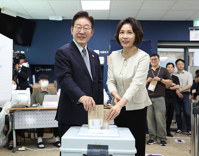 이재명 대통령과 김혜경 여사가 제9회 전국동시지방선거 사전투표 첫날인 29일 서울 종로구 삼청동 주민센터에 마련된 사전투표소에서 투표용지를 투표함에 넣고 있다. 2026.5.29 [청와대통신사진기자단] 연합뉴스