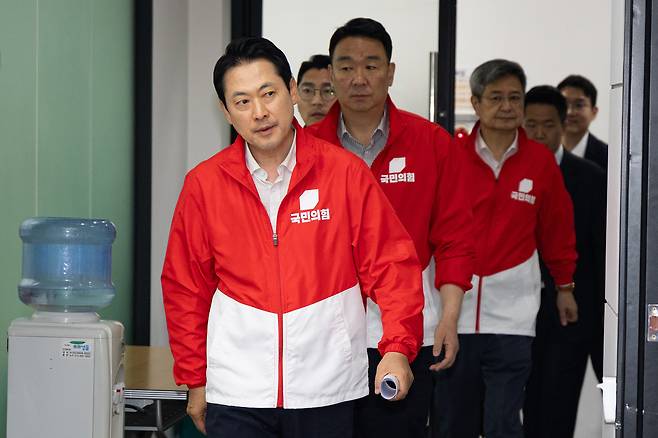 장동혁 국민의힘 대표가 29일 서울 여의도 중앙당사에서 이재명 대통령이 6·3 지방선거 및 국회의원 재보궐선거 사전투표 과정에서 기표소 밖으로 나와 투표용지에 도장이 “반만 찍혀도 괜찮냐”고 문의한 것과 관련한 기자회견을 위해 입장하고 있다. 뉴스1