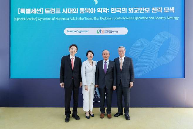 2025년 제20회 제주포럼 특별세션에 참가한 윤병세 전 외교부 장관(왼쪽에서 첫 번째), 송민순(오른쪽에서 두 번째)⋅김성환 전 외교통상부 장관(오른쪽에서 첫 번째) 등이 포즈를 취하고 있다. ⓒ제주포럼사무국 제공