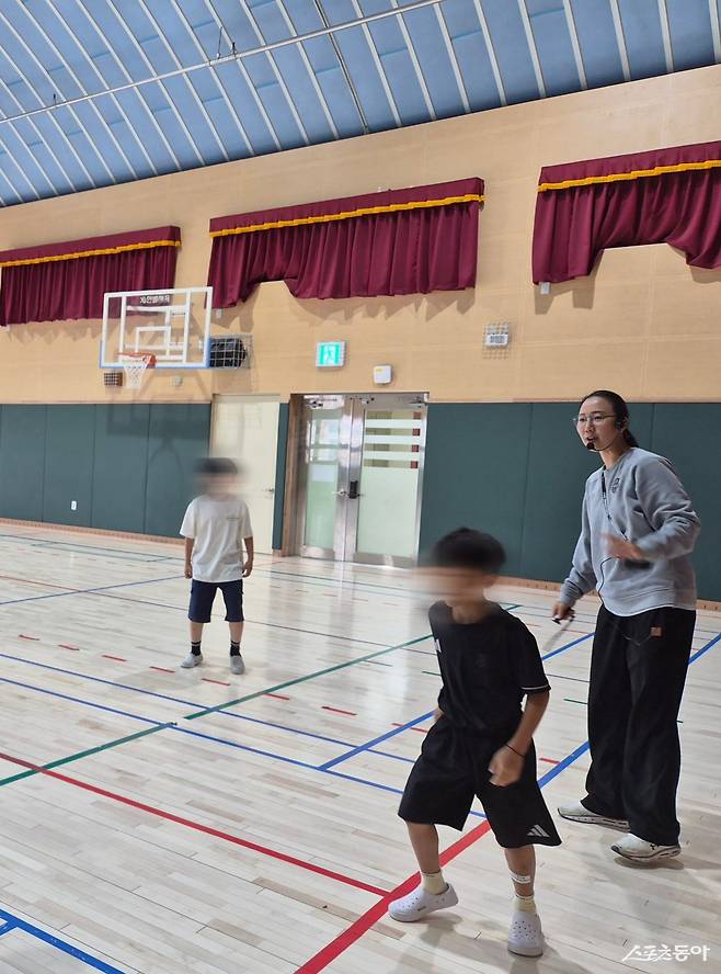 김보미 전 WKBL 경기운영부장(오른쪽)이 27일 인천 당하초등학교에서 학생들을 지도하고 있다. 사진제공ㅣWKBL