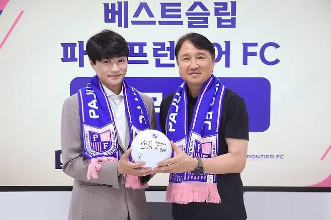 베스트슬립 서진원 대표(왼쪽)와 파주 프런티어 FC 황보관 단장(오른쪽)이 선수단 수면 환경 개선을 위한 공식 후원 계약을 체결한 후 기념촬영을 하고 있다. 사진 파주 프런티어 FC