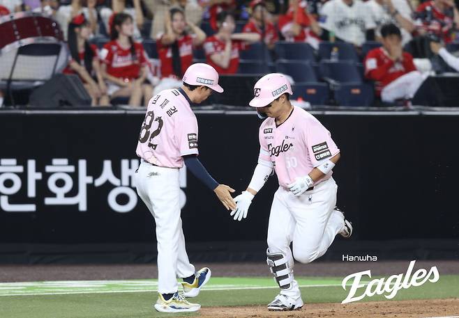 29일 오후 대전 한화생명 볼파크에서 열린 '2026 신한 SOL KBO리그' SSG 랜더스와 한화 이글스의 경기, 6회말 1사 1루 한화 강백호가 투런 홈런을 날린 뒤 그라운드를 돌고 있다. 한화 이글스
