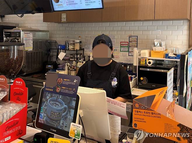 카페 아르바이트생 (서울=연합뉴스) 이영주 인턴기자 = 지난 27일 한 카페에서 아르바이트생이 일하고 있다. 2026.5.29
