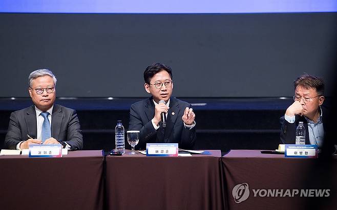 제6차 과학기술기본계획 공청회 (서울=연합뉴스) 배경훈 부총리 겸 과학기술정보통신부 장관이 28일 서울 서초구 엘타워에서 열린 '제6차 과학기술기본계획 공청회'에서 자유토론을 주재하고 있다. 2026.5.28 [과학기술정보통신부 제공. 재판매 및 DB 금지] photo@yna.co.kr