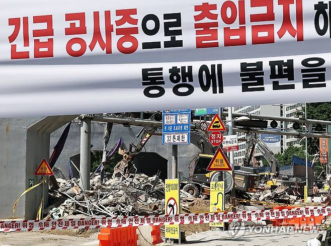서소문 고가, 상처 남긴 채 역사 속으로 (서울=연합뉴스) 김인철 기자 = 29일 서울 서대문구 서소문 고가차도 붕괴 사고현장에서 긴급 철거작업이 진행되고 있다.
총 예상 철거 시간은 사전 안전 보양과 철거 15시간, 마무리 14시간을 포함해 총 29시간으로, 서울시의 예상대로 공사가 진행되면 오는 30일 오전 5시까지 작업이 완료된다. 2026.5.29 yatoya@yna.co.kr