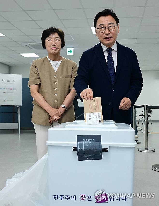 사전투표하는 정근식 서울시교육감 후보 (서울=연합뉴스) 이지은 기자 = 정근식 서울시교육감 후보와 배우자 은영 씨가 6·3 지방선거 사전투표 첫날인 29일 서울 중구 소공동 행정복합청사에 마련된 사전투표소에서 투표하고 있다. 2026.5.29 [공동취재] jieunlee@yna.co.kr