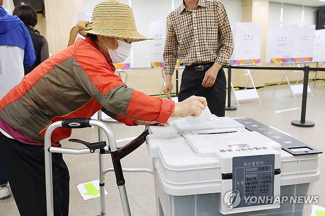 활동 보조기구에 의지한 채 한표 행사 (세종=연합뉴스) 김주성 기자 = 제9회 전국동시지방선거 사전투표 첫날인 29일 세종시 북세종통합행정복지센터에 마련된 투표소에서 몸이 불편한 한 노인이 보행 보조기에 의지한 채 투표하고 있다. 2026.5.29 utzza@yna.co.kr