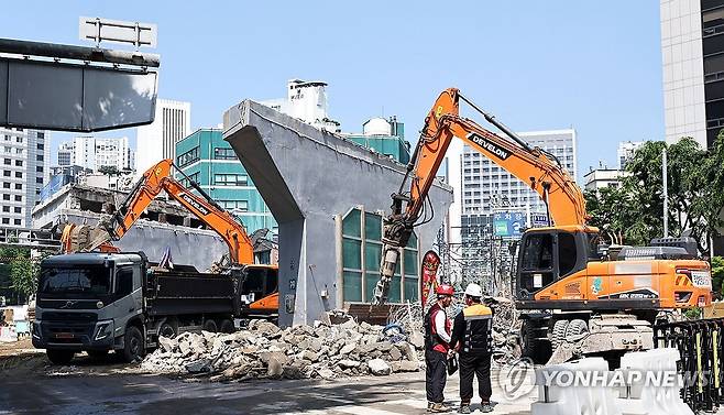 서소문 고가, 상처 남긴 채 역사 속으로 (서울=연합뉴스) 김인철 기자 = 29일 서울 서대문구 서소문 고가차도 붕괴 사고 현장에서 긴급 철거작업이 진행되고 있다.
2026.5.29 yatoya@yna.co.kr