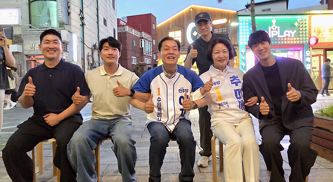 ▲ 추미애 더불어민주당 경기도지사 후보와 이재준 수원특례시장 후보가 30일 저녁 수원 행리단길에서 청년 시민들과 함께 엄지를 들어 보이며 기념촬영을 하고 있다. 추 후보는 이날 거리에서 시민들과 직접 호흡하며 본투표 참여를 호소했다./박다예 기자 pdyes@incheonilbo.com