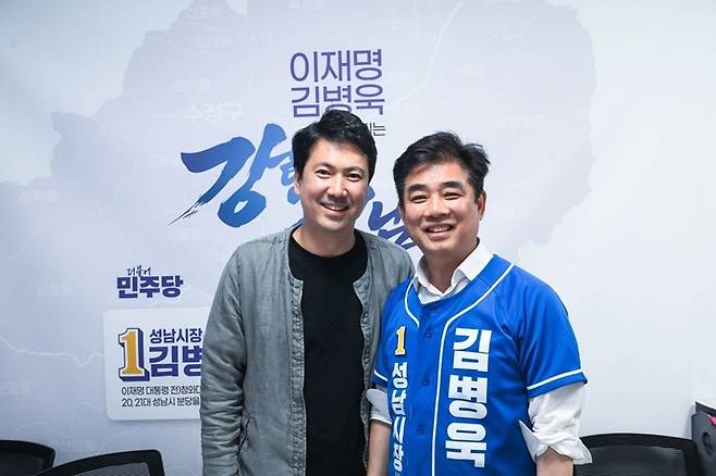 지난 28일 선거 캠프를 직접 방문한 분당재건축연합회 최우식 회장(사진 왼쪽)과 김병욱 후보가 사진촬영을 하고 있다. 사진=김병욱 후보 선거사무소
