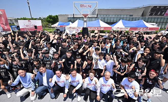 30일 수원 화성행궁 특설코트에서 열린 2026 위너볼 전국 3x3 농구대회 개회식에서 내빈과 선수들이 기념촬영을 하고 있다. 김경민기자