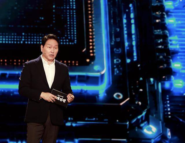 최태원 SK 회장이 지난 28일 방영된 KBS 다큐 인사이트 <인재전쟁2 – 최태원의 대답> 에 출연해 AI 인재상에 대해 강연하고 있다. [사진=SK]