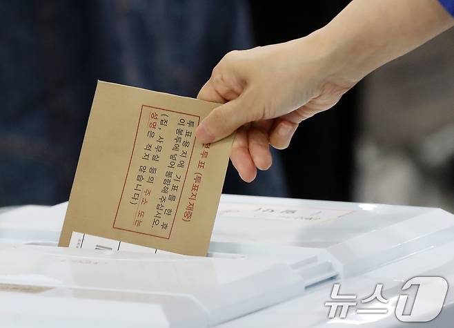 6·3 지방선거 및 국회의원 재보궐선거 사전투표 첫날인 29일 부산 연제구 연제구청에 마련된 사전투표소에서 유권자가 소중한 한 표를 행사하고 있다. 2026.5.29 ⓒ 뉴스1 윤일지 기자