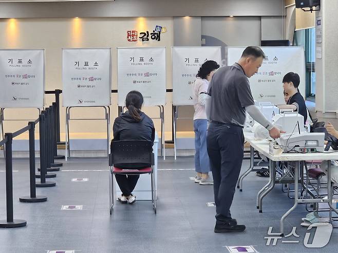 6·3 지방선거 사전투표 마지막막 날인 30일 김해시 삼안동 사전투표소에서 시민들이 투표하고 있다. 2026.5.30 ⓒ 뉴스1 박민석 기자