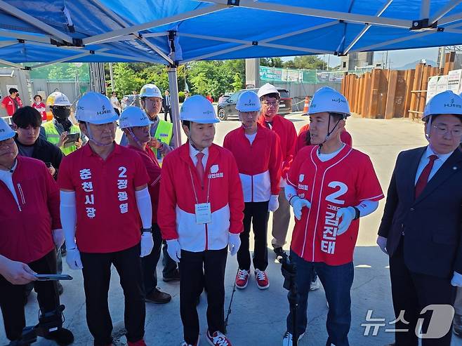 장동혁 국민의힘 대표와 김진태  강원도지사 후보가 30일 오전 강원 춘천 근화동에 있는 춘천-속초 동서고속화철도 건설 부지 현장을 찾아 사업 진행 상황을 살펴보고 있다.(김진태 캠프 후보 측 제공, 재판매 및 DB금지)